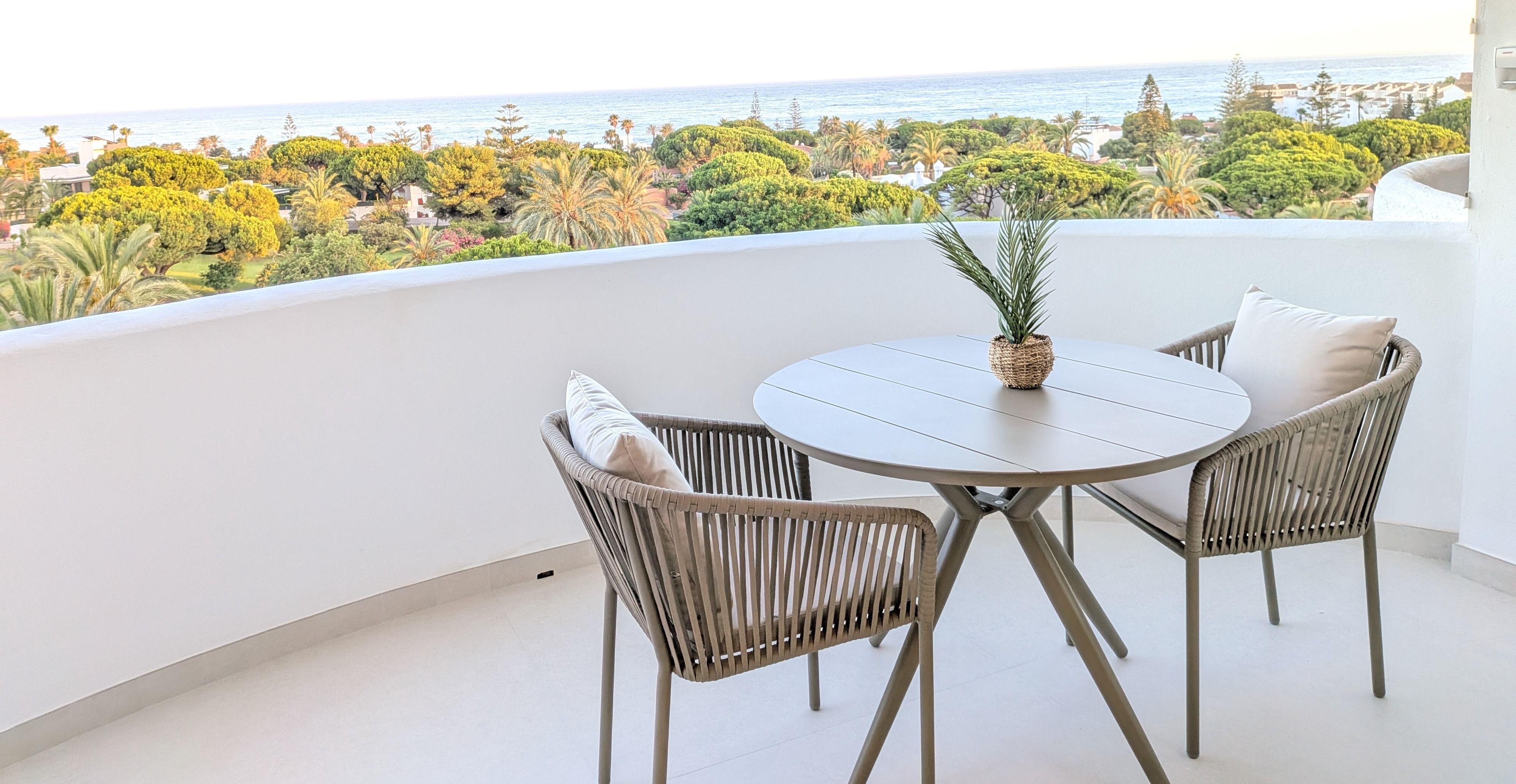 Terraza con vistas panorámicas al mar Mediterráneo en Marbella