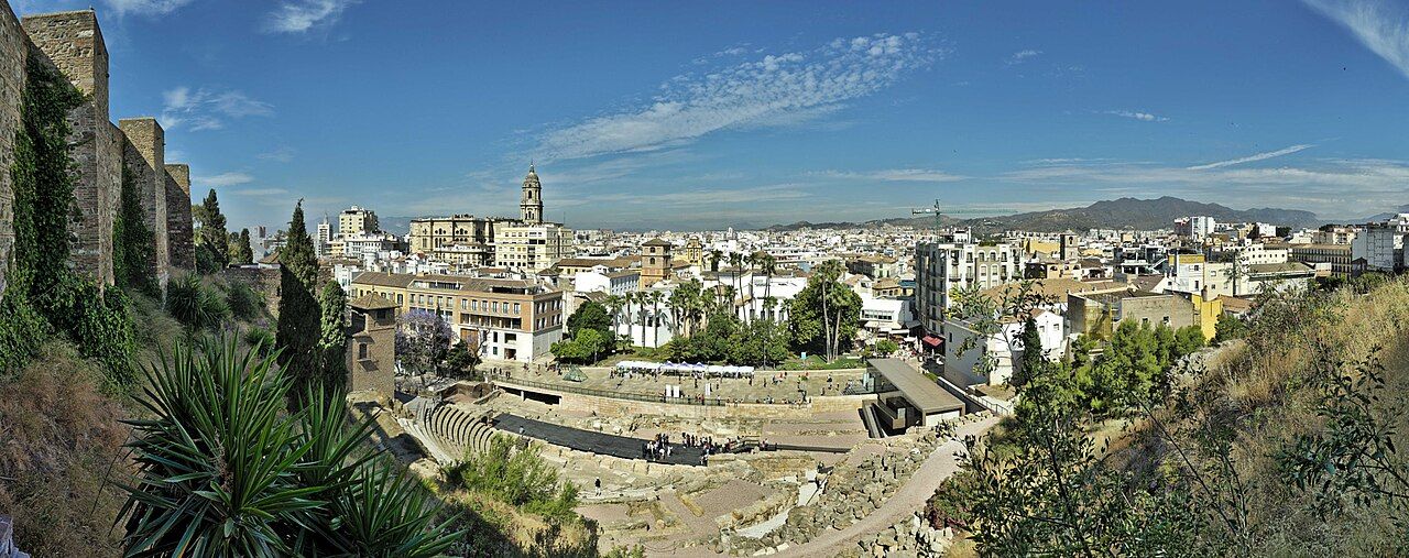 El teatro romano y la ciudad de Málaga desde la Alcazaba