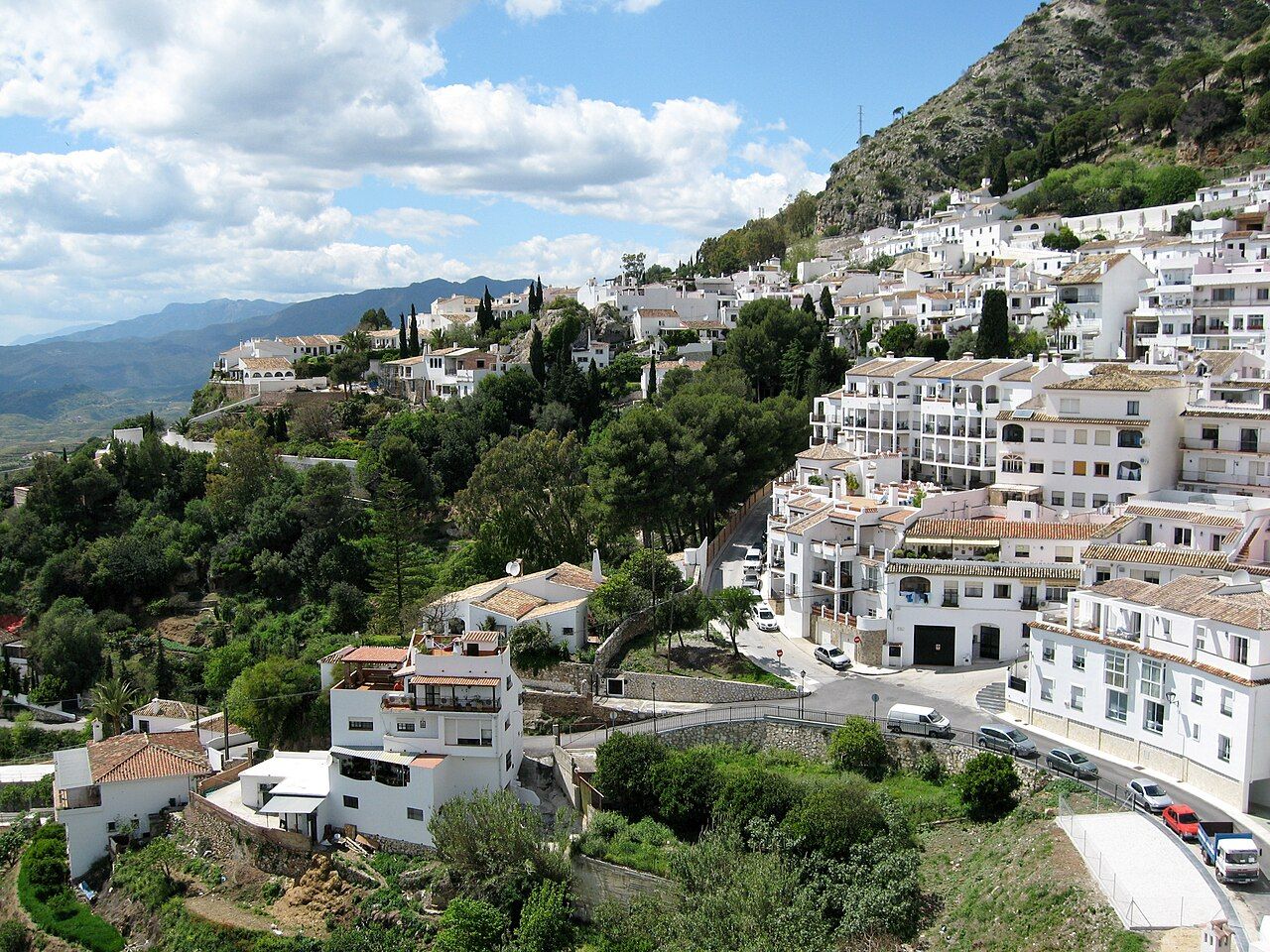 Las casas blancas de Mijas Pueblo en la ladera de la sierra